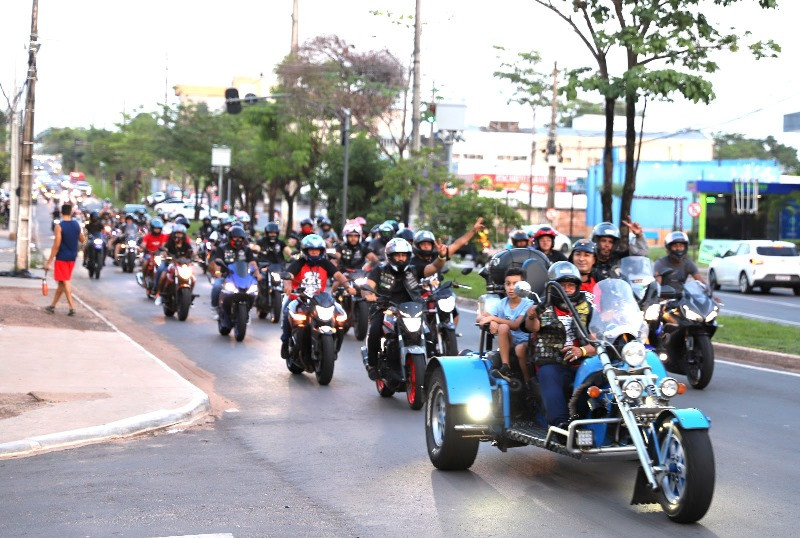 Na motoata, os motoclubes desfilaram pela cidade'